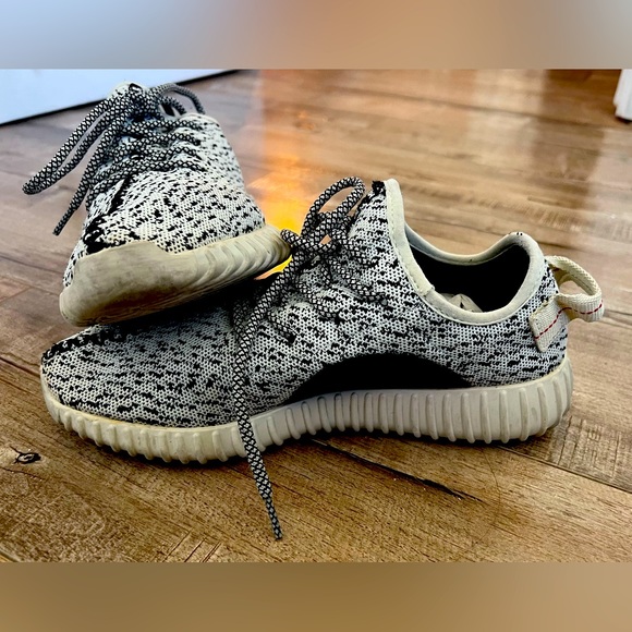 Yeezy 350 Turtlelove.      Size 7.      Worn very good condition.  No box. - Picture 1 of 11